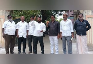  அடிப்படை வசதி செய்து தருவதில் மெத்தனம் மீஞ்சூர் பேரூராட்சி கவுன்சிலர்கள் போராட்டம்