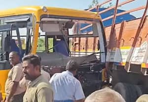 சிவகங்கையில் பள்ளி வேன்-லாரி நேருக்கு நேர் மோதி விபத்து; டிரைவர் பலி