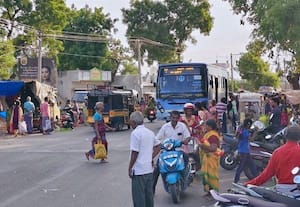  ரோட்டில் காய்கறி சந்தை, பள்ளத்தால் விபத்து அச்சம் சிரமத்தில் மல்லாங்கிணர் பேரூராட்சி மக்கள்