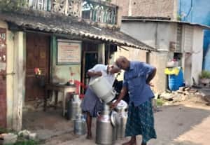 சங்க கட்டடத்தை திறக்காததால் திறந்த வெளியில் பால் விற்பனை பால் உற்பத்தியாளர்கள் வேதனை