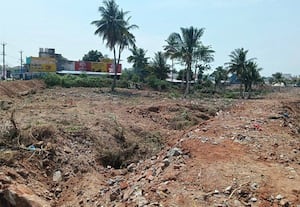 தினமலர் செய்தி எதிரொலி: ஆக்கிரமிப்பு அகற்றப்பட்ட ஏரியில்  முட்புதரை அகற்றியதால் மகிழ்ச்சி
