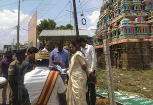 கோவில் முன்பு ஈவெரா சிலை: கோர்ட் உத்தரவில் கலெக்டர் ஆய்வு