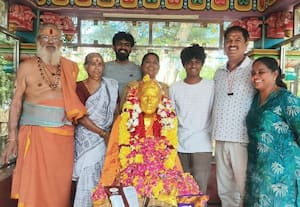  மருத்துவச்சி குஞ்சம்மாள் சிலைக்கு புஷ்ப அபிஷேகம்