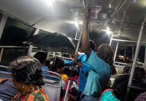  அரசு பஸ்சுக்குள் மழை: குடை பிடித்த பயணிகள் கேள்விக்குறியாகும் பராமரிப்பு