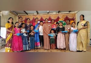  பள்ளியில் ஆசிரியர் தின விழா பரிசு வழங்கிய மாணவர்கள்