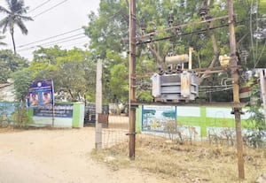 அரசு பள்ளி நுழைவாயில் அருகே உள்ள டிரான்ஸ்பார்மரில் தீப்பொறியால் அச்சம்