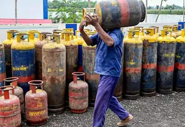 கிராமப்புறங்களில் சமையல் எரிவாயு சிலிண்டர் முன்பதிவு: கட்டுப்பாடுகளைத் தளர்த்தியது மத்திய அரசு