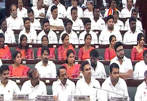 சட்டசபையில் ஒரே வண்ண சேலையில் எம்எல்ஏக்கள்: விஜய்க்கு குங்குமம் வைத்து வாழ்த்து