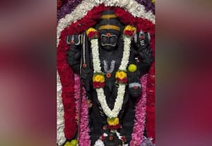  பைரவரின் வாகனமான நாய்களுக்கு நேர்த்திக்கடன் செலுத்தும் பக்தர்கள்