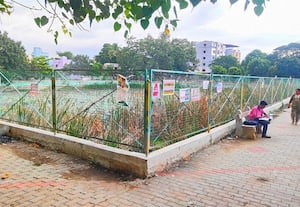  துார்வாரப்படாத ஊருணி: பாழாகி வரும் பூங்கா