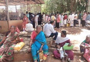  சிவகங்கையில் குறைதீர் கூட்டம் சர்வர் பழுதால் மக்கள் அவதி   நீண்ட வரிசையில் காத்திருப்பு 