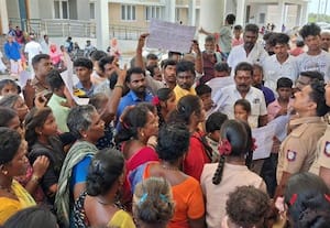  அரசு ஆவணங்களை ஒப்படைக்கும் போராட்டம்