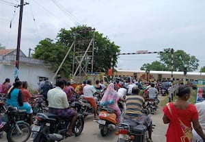 சின்னசேலம் - கூகையூர் சாலையில் ரயில்வே மேம்பாலம் ﻿ அவசியம்:   போக்குவரத்து நெரிசலை தவிர்க்க பொதுமக்கள் கோரிக்கை