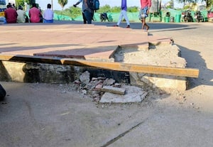 மானாமதுரை பஸ் ஸ்டாண்டில் பயணிகளை பதம் பார்க்கும் கம்பி