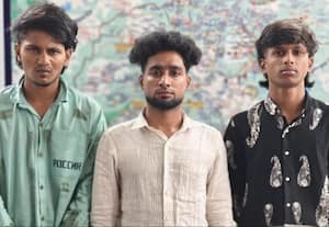  மதுரையில் ஆன்லைனில் 'சுருட்டிய' பணத்தை டாலராக மாற்றியதற்கு ரூ.10 லட்சம் கமிஷன்  மாணவர் உட்பட மூவர் கைது  26 வங்கி பாஸ்புக், 18 அலைபேசிகள் 77 ஏ.டி.எம்., கார்டு, 60 சிம் கார்டுகள் பறிமுதல்