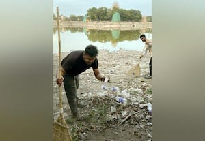 துாய்மை நகரமாக மதுரையை மாற்ற முயற்சி தெப்பக்குளத்தை சுத்தப்படுத்திய இளைஞர்கள்
