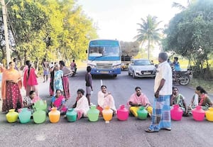 குடிநீர் கேட்டு காலி குடங்களுடன் பொதுமக்கள் சாலை மறியல்