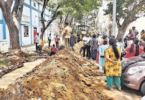 கழிவுநீர் குழாய் பதிக்க தோண்டப்பட்ட சாலை மாநகராட்சி நடவடிக்கைக்கு மக்கள் எதிர்ப்பு