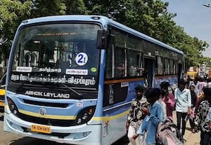 அரசு பஸ்சில் மாணவர்கள் 'அடாவடி' :போலீஸ் ஸ்டேஷனில் பரபரப்பு