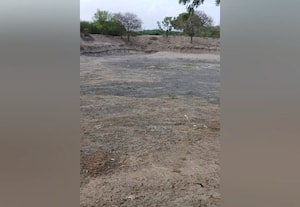  தண்ணீரின்றி வறண்டு கிடக்கும் ஊருணி
