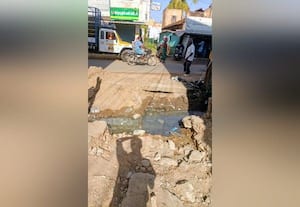  கழிவு நீர் கால்வாயை மூடாததால் பாதையின்றி மக்கள் தவிப்பு