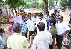 மைதானத்தில் புதிதாக கடைகள் கட்ட  எதிர்ப்பு ;கடைக்கால் தோண்டும் பணி நிறுத்தம்