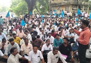  மாநகராட்சி அலுவலர்கள் காத்திருப்பு போராட்டம்