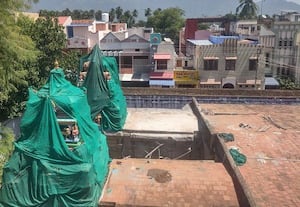 திருப்பணிகள் முடித்து கும்பாபிேஷகம் நடத்த பக்தர்கள் எதிர்பார்ப்பு: பெரியகுளத்தில் இரு கோயில்களில் திருப்பணிகள் துவக்கம்