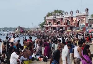  ராமேஸ்வரம் அக்னி தீர்த்தத்தில் ஏராளமான பக்தர்கள் நீராடினர்