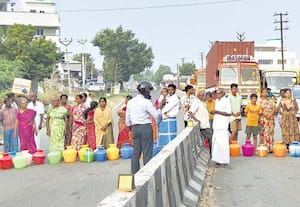 10 நாட்களாக குடிநீரின்றி தவிப்பு காமராஜ் நகர் மக்கள் காலி குடங்களுடன் சாலை மறியல்
