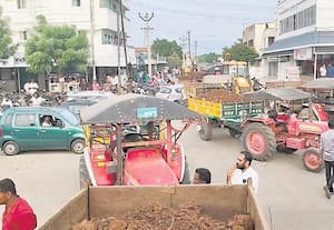 ஏரியில் மண் எடுக்க விவசாயிகளுக்கு எதிர்ப்பு டிராக்டருடன் தேசிய நெடுஞ்சாலையில் மறியல்