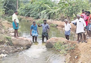 சட்ட விரோதமாக வாய்க்காலில் குழாய் பதித்ததால் விவசாயிகள் வாக்குவாதம்