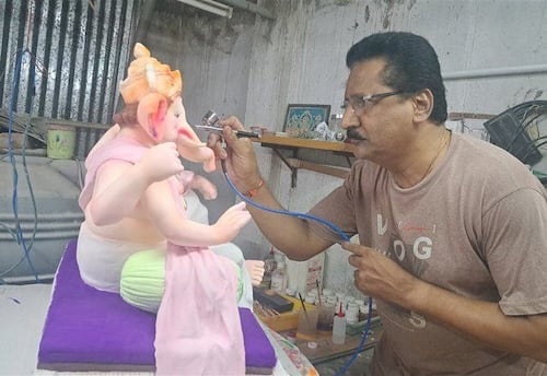  காகிதங்களை பயன்படுத்தி விநாயகர் சிலை செய்யும் ஆனந்த்
