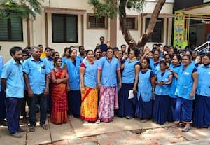  தேனி அரசு மருத்துவக் கல்லூரியில் ஒப்பந்த பணியாளர்கள் போராட்டம்