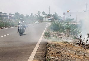 சாலையோரம் கொட்டி எரிக்கப்படும் குப்பையால் வாகன ஓட்கள் அவதி