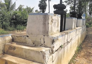 கிளை வாய்க்கால் ஷட்டரின் மேடை கட்டமைப்பில் விரிசல்