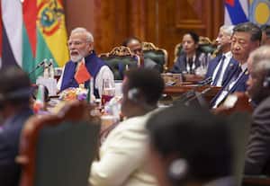 சீன அதிபருக்காக துவக்க உரையை சற்று நிறுத்திய பிரதமர் மோடி