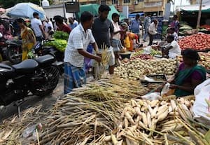 விநாயகர் சதுர்த்தி விழாவையொட்டி பூஜை பொருட்கள் வாங்க குவிந்த கூட்டம்