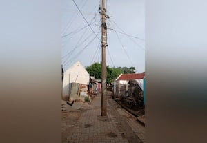 நடுவீதியில் மின்கம்பம் அவதியில் மக்கள்