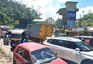  நெரிசலில் சிக்கும் ஆம்புலன்ஸ் உயிரோடு விளையாடும் அதிகாரிகள்