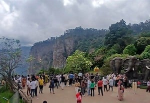 தொடர் விடுமுறை எதிரொலியால் 'கொடை'யில் குவிந்த பயணிகள்