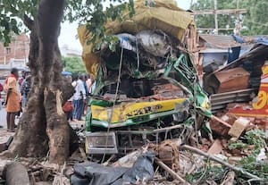 ஜவுளிக்கடைக்குள் புகுந்த சரக்கு வேன் டிரைவர் பலி