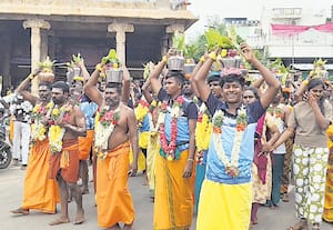 காளியம்மன் கோவிலில் தீர்த்தக்குட ஊர்வலம்