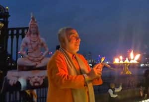 லண்டன் தேம்ஸ் நதிக்கரையில் முதல் முறையாக 'கங்கை ஆரத்தி' கோலாகலம்