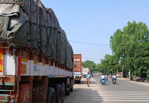  சிவகாசியில் போக்குவரத்து நிறைந்த ரோடுகளில் நிறுத்தப்படும் கனரக வாகனங்கள் லாரி முனையம் அமைக்க எதிர்பார்ப்பு