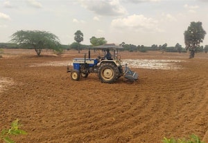  சாக்கோட்டையில் பருவ மழையை நம்பி உழவுப்பணி