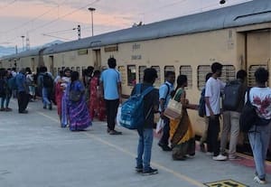  ரயில்வே ஸ்டேஷனில் குவிந்த பயணிகள்