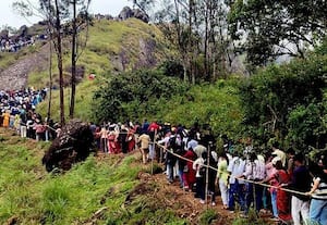 நீலக்குறிஞ்சி பூக்களை ரசிக்க குவிந்த சுற்றுலா பயணிகள்
