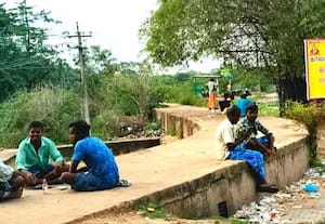 பொது வெளியில் மது அருந்தும் சமூக விரோதிகளால் ﻿ அச்சுறுத்தல்: கேள்விக்குறியான பெண்கள் மாணவர்கள் பாதுகாப்பு
