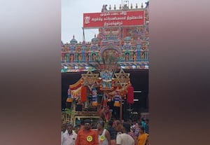  பறவை காவடியில் பக்தர்கள்